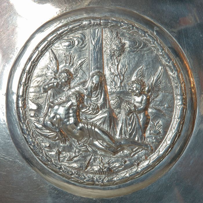 patène, détail - © Ministère de la Culture (France), Conservation des antiquités et des objets d'art du Cher, tous droits réservés 