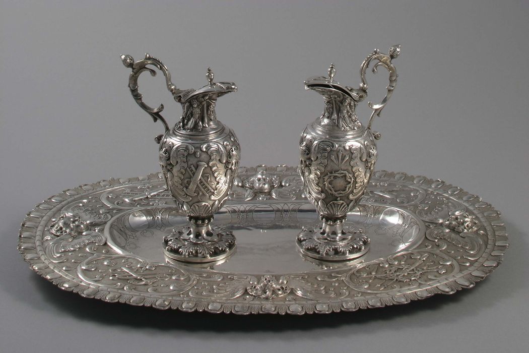 plateau et paire de burettes - © Ministère de la Culture (France), Conservation des antiquités et des objets d'art du Cher, tous droits réservés 