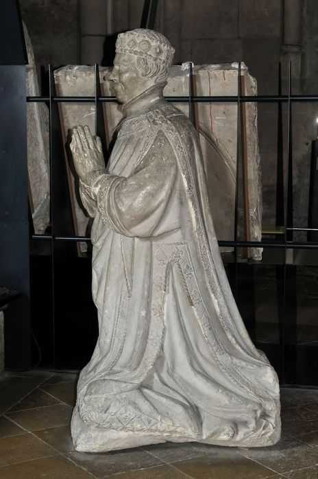 statue priante du duc de Berry, profil gauche, vue générale