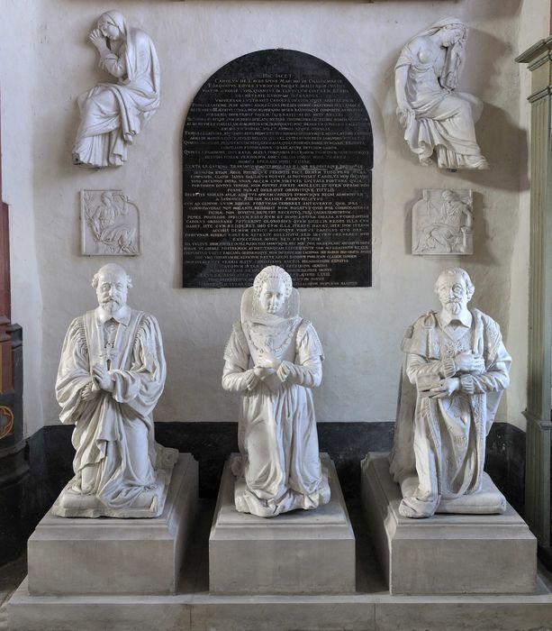 3 statues (priants) : Guillaume de l'Aubespine baron de Châteauneuf (de) ; Marie de La Châtre sa femme (de) ; Charles de l'Aubespine marquis de Châteauneuf (de)