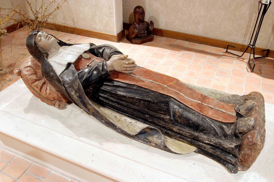 statue (gisant) : Jeanne de Valois - © Ministère de la Culture (France), Conservation des antiquités et des objets d'art du Cher, tous droits réservés 
