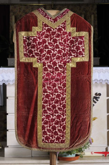 Chasuble, 2 dalmatiques, étole, manipule, voile de calice