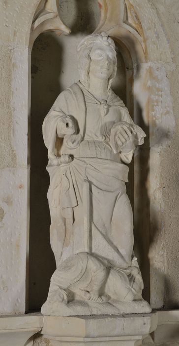 Statue : Sainte Catherine (protégée comme statue mutilée de personnage drapé tenant un livre)