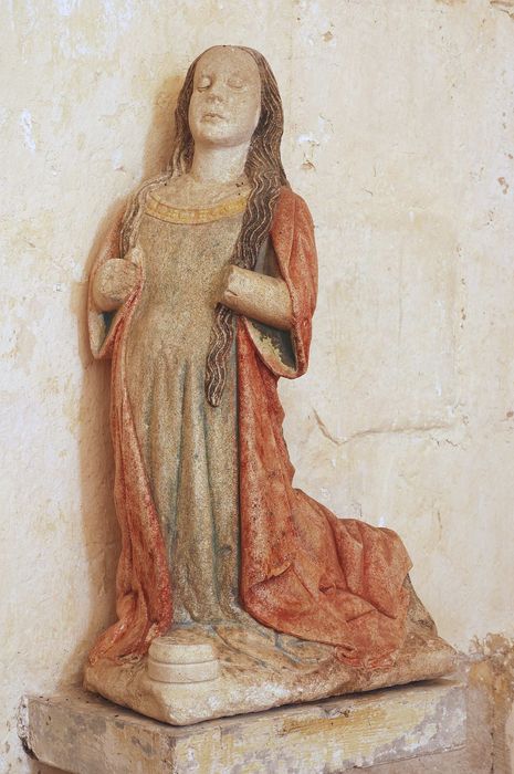 statue : femme agenouillée en prière (sainte Marie-Madeleine ?)