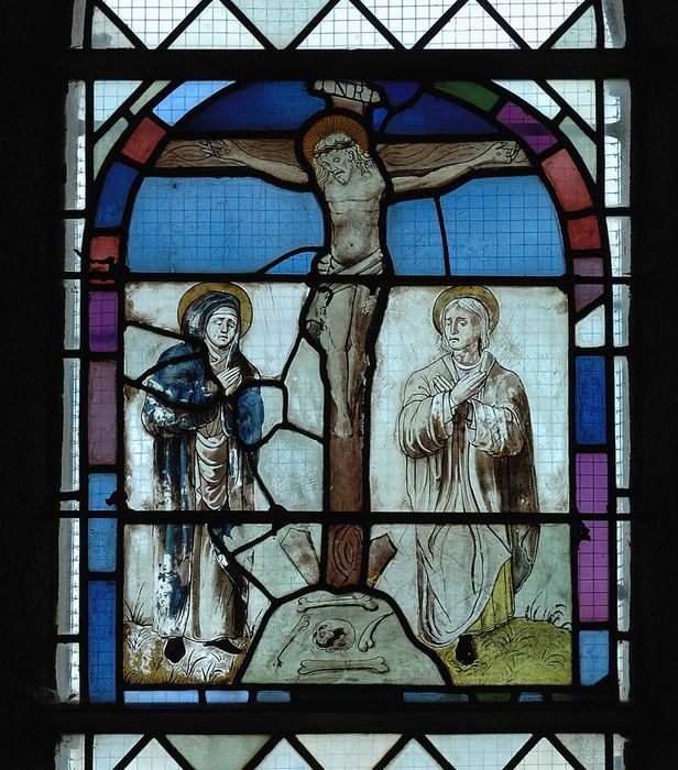 verrière: Christ en croix entre saint Jean et la Vierge