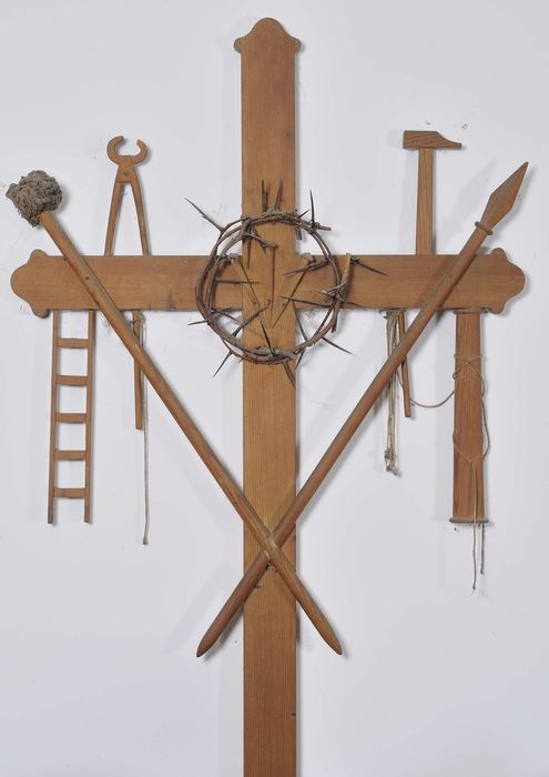 Croix avec instruments de la Passion