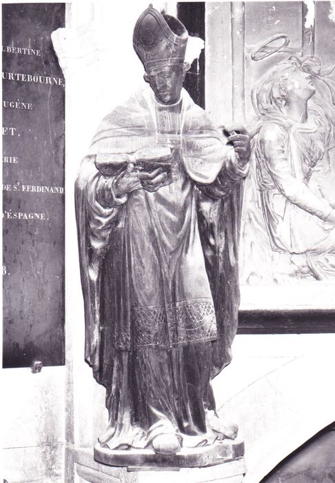 Statue d'évêque - © Ministère de la Culture (France), Conservation des antiquités et des objets d'art du Cher – Tous droits réservés 
