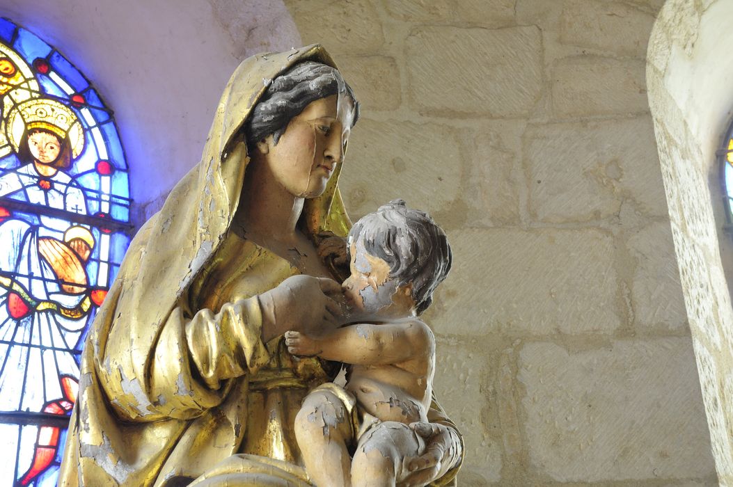 Statue : Vierge allaitant l'Enfant Jésus, vue partielle - © Ministère de la Culture (France), Conservation des antiquités et des objets d'art du Cher, tous droits réservés 