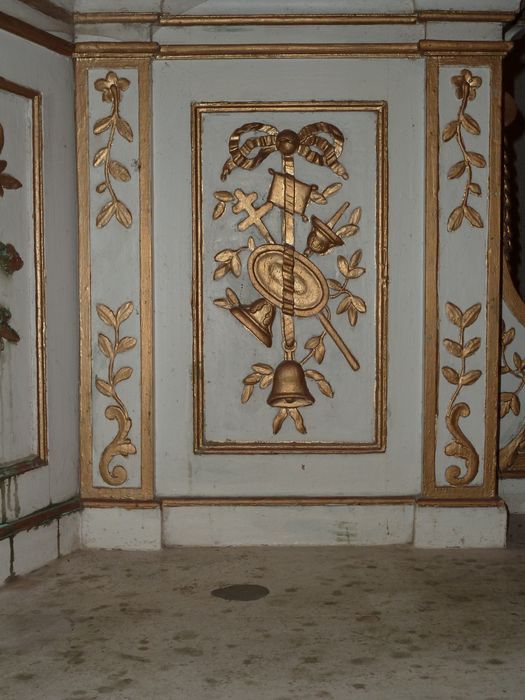 Maître-autel, détail du tabernacle - © Ministère de la Culture (France), Conservation des antiquités et des objets d'art du Cher – Tous droits réservés 