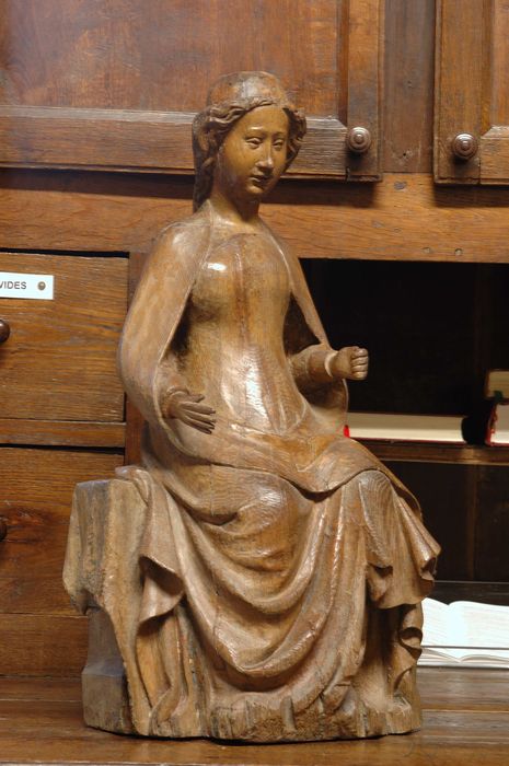 statue : sainte assise - © Ministère de la Culture (France), Conservation des antiquités et des objets d'art du Cher – Tous droits réservés 