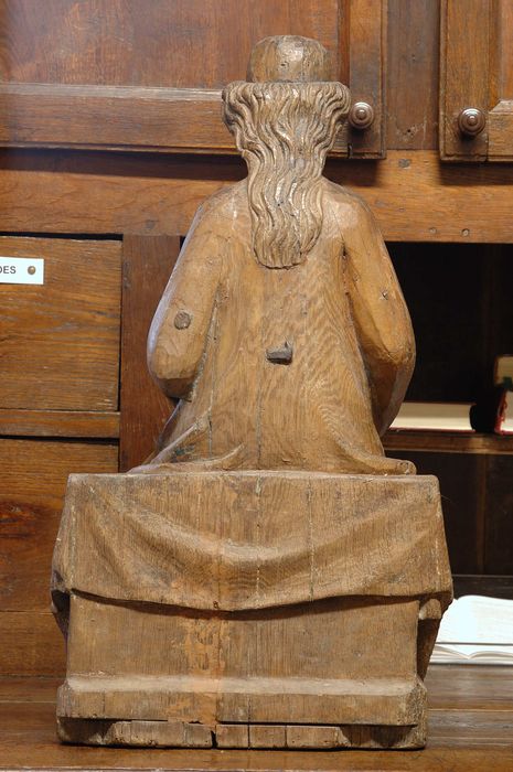 statue : sainte assise, revers, vue générale - © Ministère de la Culture (France), Conservation des antiquités et des objets d'art du Cher, tous droits réservés 