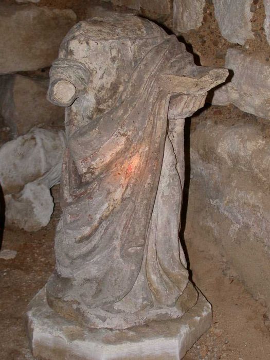 statue : Saint décapité tenant un livre ouvert