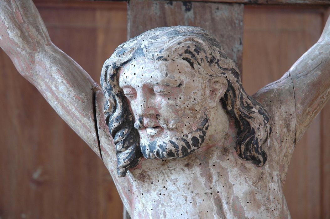 statue : Christ en croix, détail