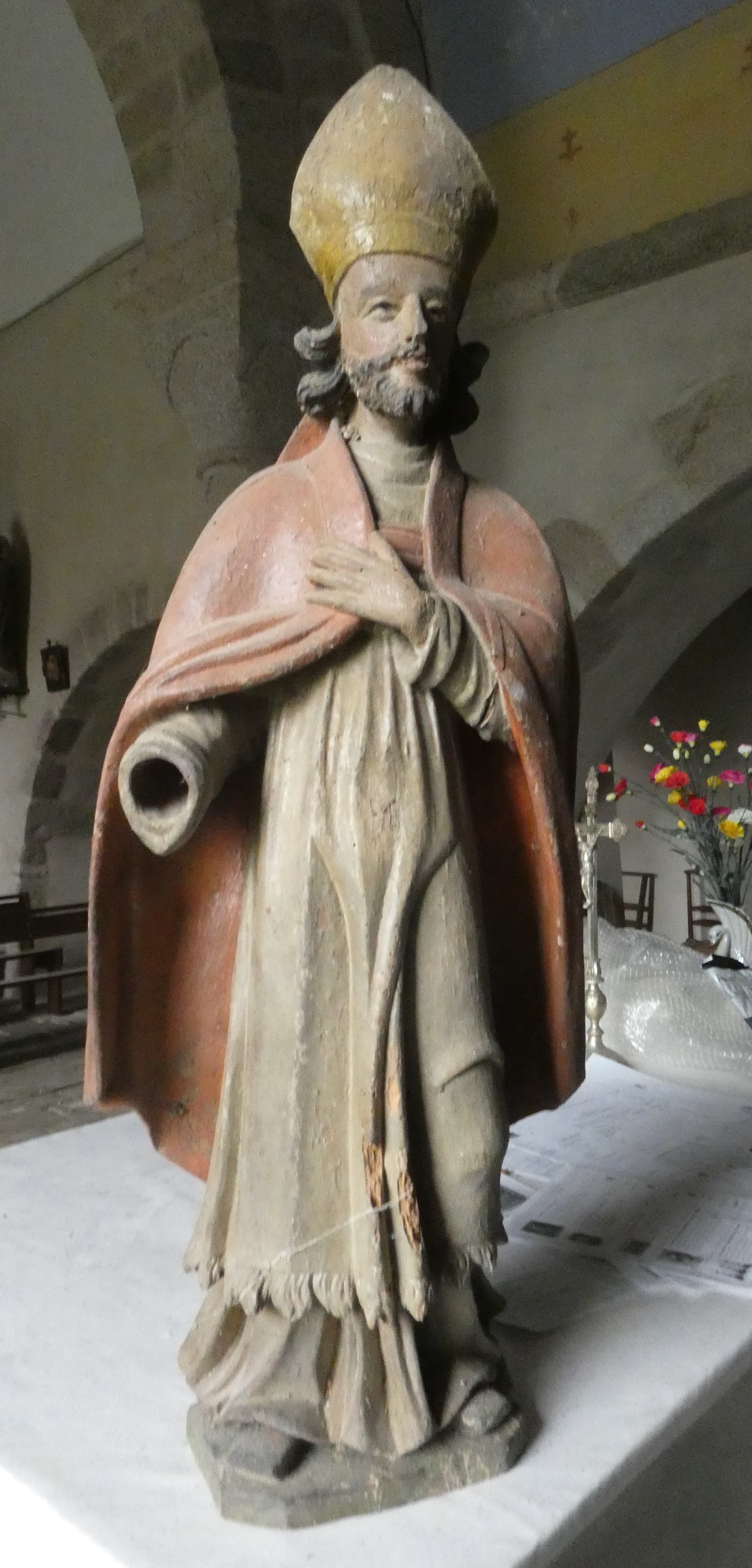 statue : Saint évêque, vue générale de trois-quarts - © Ministère de la Culture (France), Conservation des antiquités et objets d'art de Corrèze, tous droits réservés