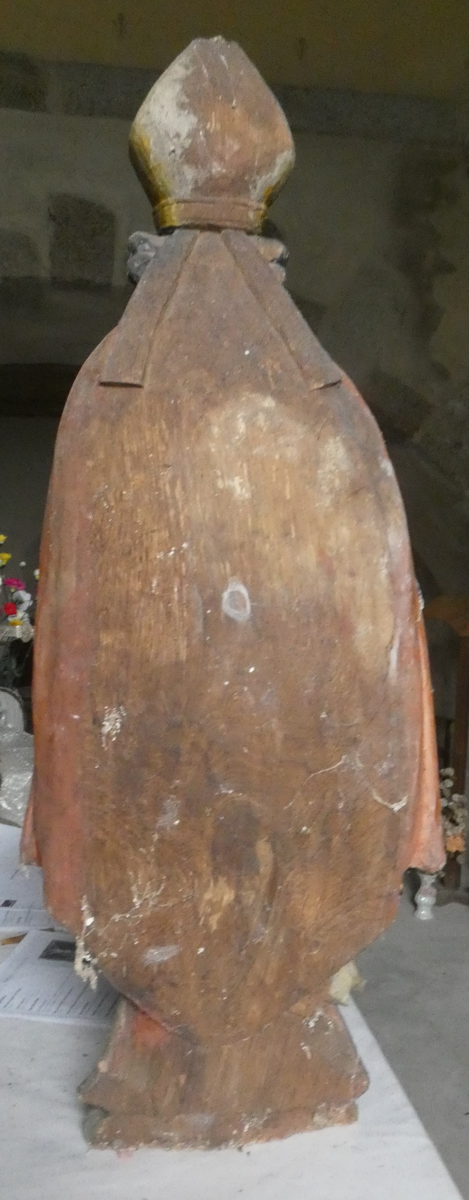 statue : Saint évêque, vue générale de dos - © Ministère de la Culture (France), Conservation des antiquités et objets d'art de Corrèze, tous droits réservés