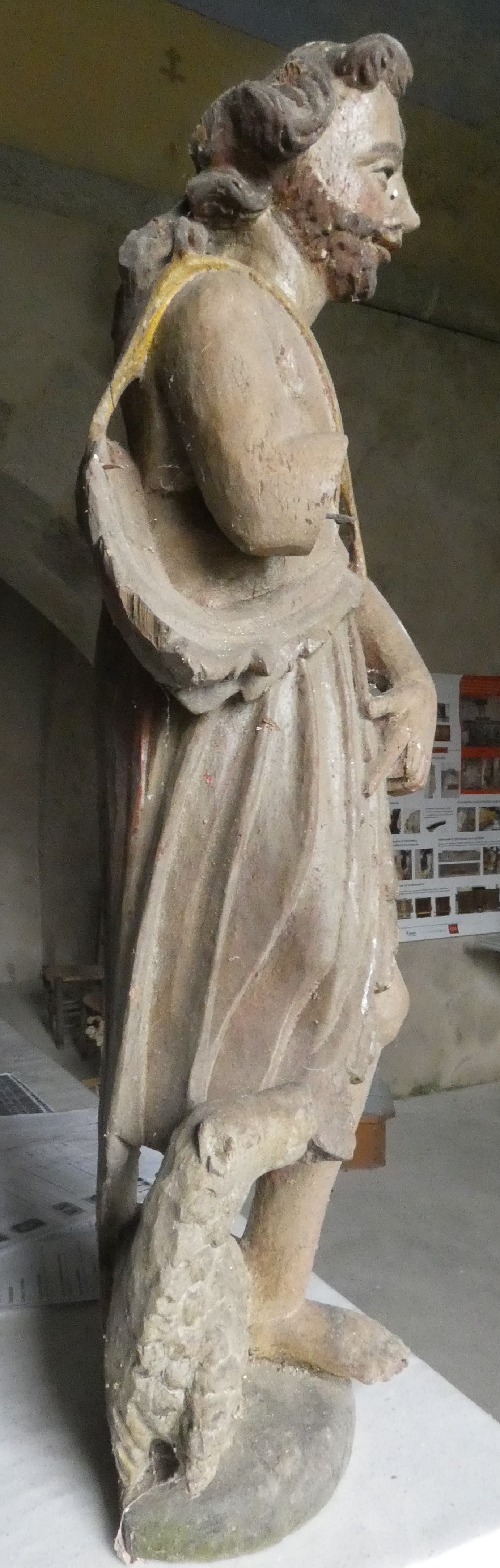 statue : Saint Jean-Baptiste, vue générale de profil - © Ministère de la Culture (France), Conservation des antiquités et objets d'art de Corrèze, tous droits réservés