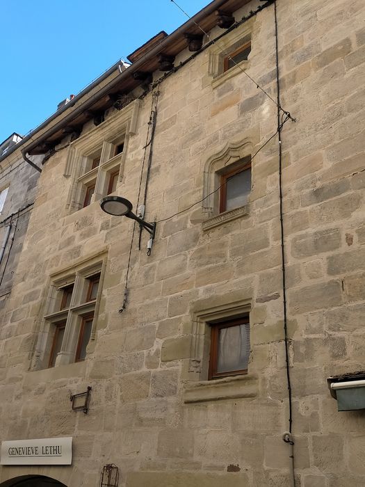 façade sur rue, vue partielle