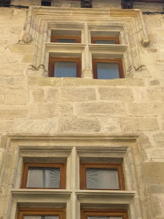 façade sur rue, fenêtres à meneaux