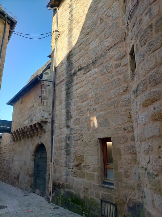 façade sud sur rue, vue partielle