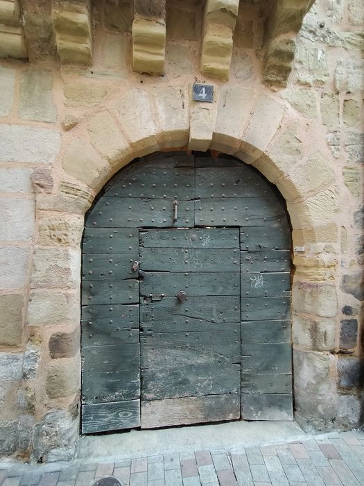 portail d’accès sur rue à la cour intérieure