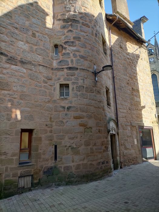 façade sud sur rue, vue partielle