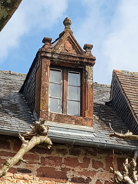 façade sud sur cour, détail d’une lucarne