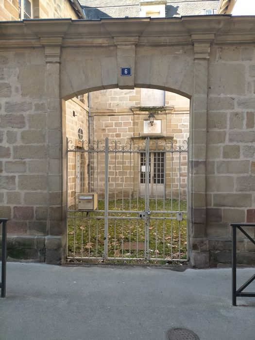 portail d’accès sur rue à la cour d’honneur