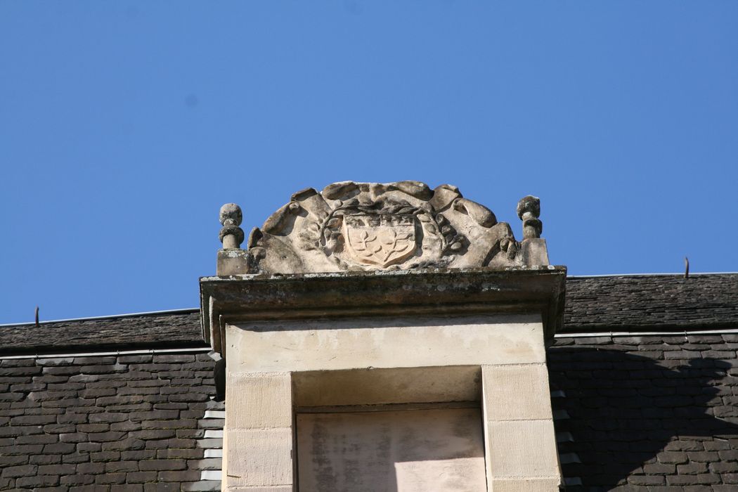 façade sur rue, détail du fronton d’une lucarne