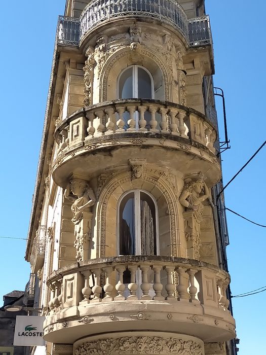 façade nord-est sur rue, vue partielle