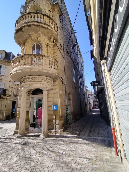façade nord-est sur rue, vue partielle