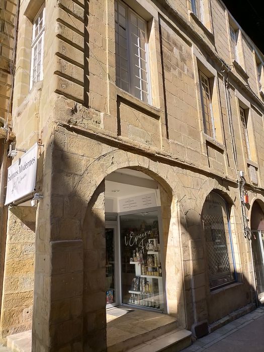 façade sur rue, vue partielle