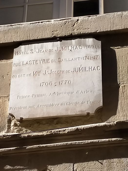 façade sur rue, détail de la plaque commémorative
