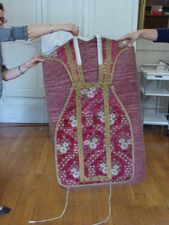 ornement rouge : chasuble violon, face