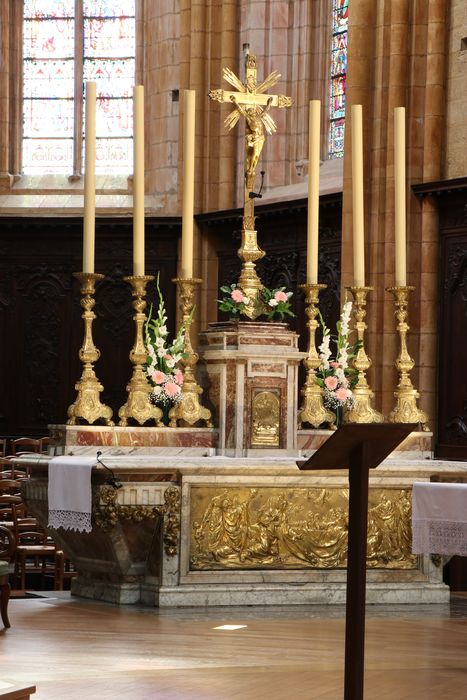 maître-autel, chandeliers, croix d'autel, bas-relief : l'Assomption de la Vierge