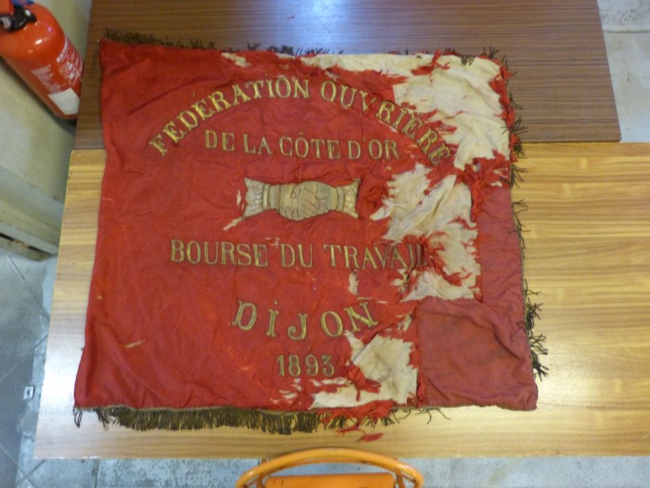 drapeau syndical, hampe : Drapeau syndical. Fédération ouvrière de la Cöte d'Or - © Ministère de la culture (France), Conservation des antiquités et des objets d'art de Côte d'Or – Tous droits réservés