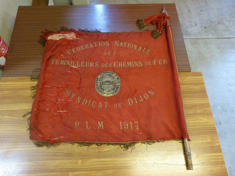 drapeau syndical, hampes : Drapeau syndical. Fédération nationale des travailleurs du chemin de fer - © Ministère de la Culture (France), Conservation des antiquités et des objets d’art de la Côte-d'Or  - Tous droits réservés