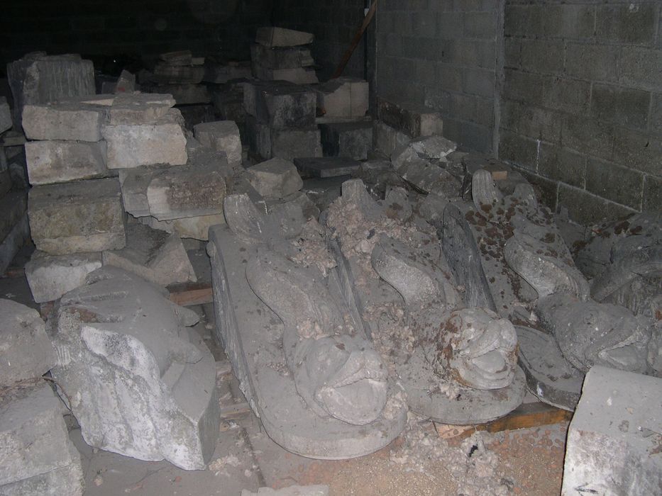 socle et margelle du bassin d'ornement du monument Grangier, et sculptures : Dauphins - © Ministère de la culture (France), Conservation des antiquités et des objets d'art de Côte d'Or – Tous droits réservés