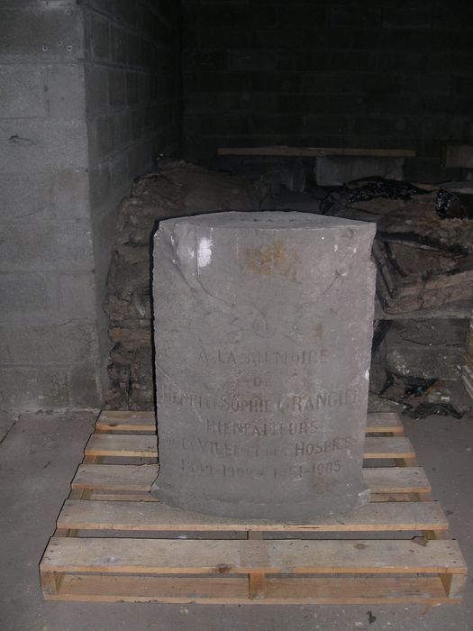 socle du bassin d'ornement du monument Grangier - © Ministère de la Culture (France), Conservation des antiquités et des objets d’art de la Côte-d'Or  - Tous droits réservés