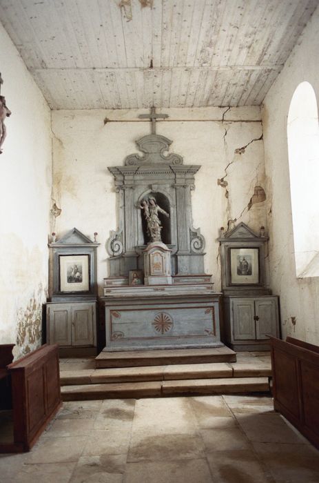 autel (maître-autel), son retable, statue : Vierge à l'Enfant, et deux autels