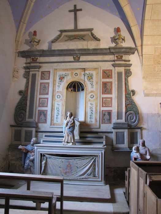 autel latéral nord, devant d'autel (panneau peint) : Vierge de Douleur et Christ à la colonne, et statue : Sainte Catherine