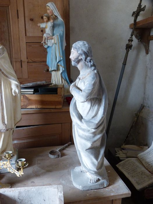 statue : Saint apôtre non identifié, profil gauche, vue générale
