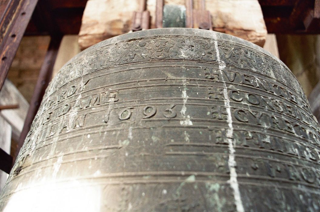 cloche, détail de la date