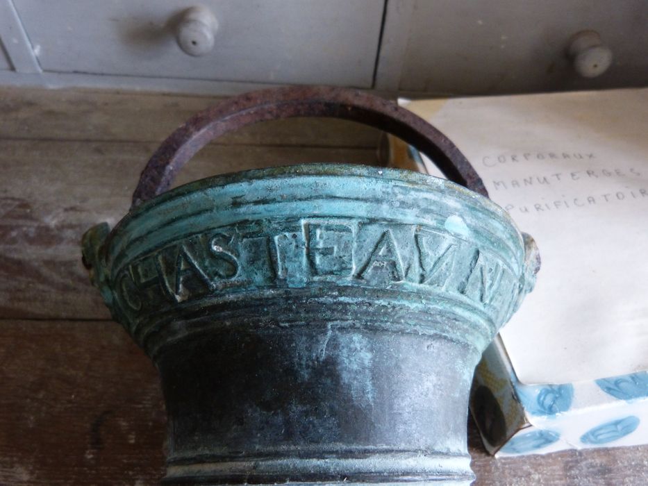 seau à aspersion, détail - © Ministère de la Culture (France), Conservation des antiquités et des objets d’art de la Côte-d’Or – Tous droits réservés 