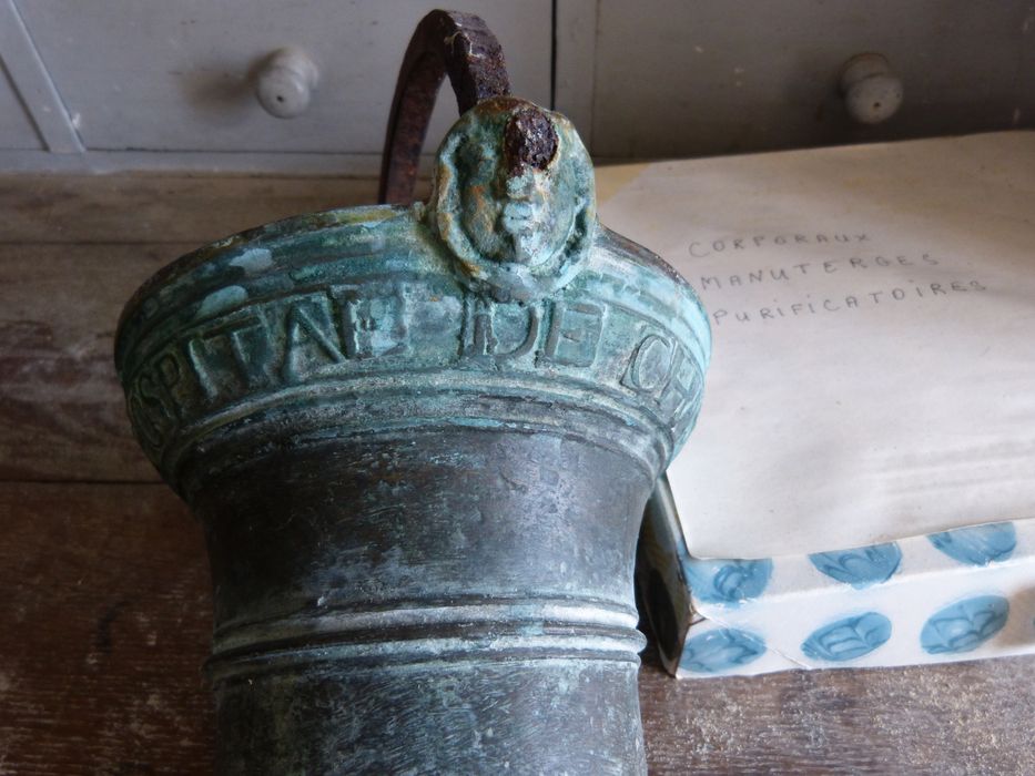 seau à aspersion, détail - © Ministère de la Culture (France), Conservation des antiquités et des objets d’art de la Côte-d’Or – Tous droits réservés 