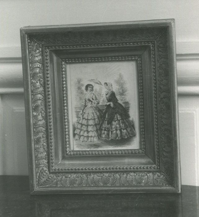 estampe : deux femmes en crinoline parlant en plein air - © Ministère de la Culture (France), Conservation des antiquités et des objets d’art de la Côte-d’Or – Tous droits réservés