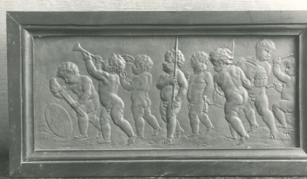 bas-relief : putti revenant de la guerre - © Ministère de la Culture (France), Conservation des antiquités et des objets d’art de la Côte-d’Or – Tous droits réservés