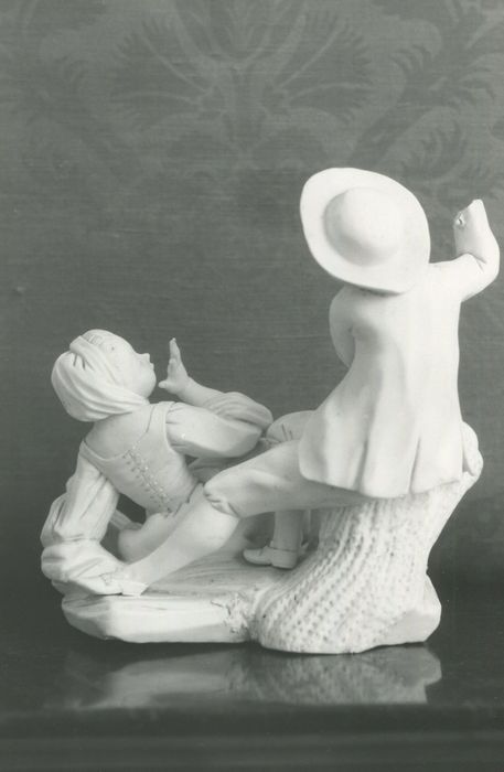 groupe sculpté : scène pastorale (bergers et bergères), revers - © Ministère de la Culture (France), Conservation des antiquités et des objets d’art de la Côte-d’Or – Tous droits réservés 