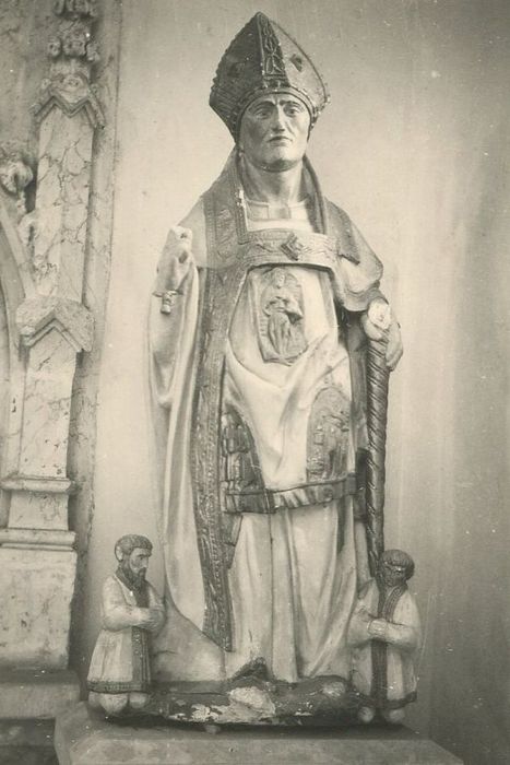 groupe sculpté : saint évêque entre deux orants