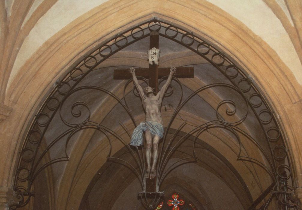 Statue : Christ en croix, et poutre de gloire