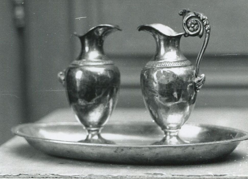 deux burettes et leur plateau